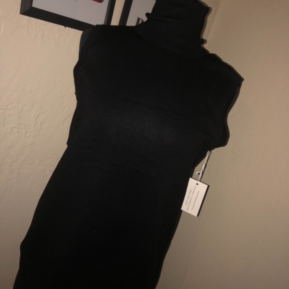 Sleeveless turtle neck top